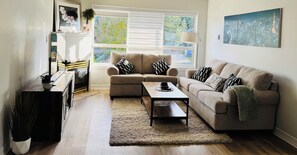 Smart TV, books - Cozy suite close to Thetis lake, hiking trials, short drive to Victoria downtown (Victoria)