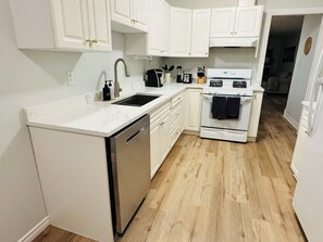 Fridge, microwave, oven, stovetop - Cozy suite close to Thetis lake, hiking trials, short drive to Victoria downtown (Victoria)