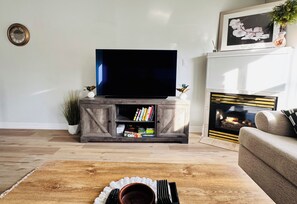 Smart TV, books - Cozy suite close to Thetis lake, hiking trials, short drive to Victoria downtown (Victoria)