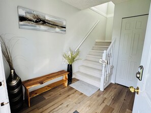 Interior - Cozy suite close to Thetis lake, hiking trials, short drive to Victoria downtown (Victoria)