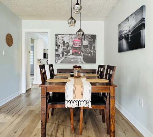 Cozy 2 bed 2 bath suite close to hiking trials, short drive to Victoria downtown