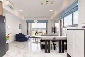 Quarto família, 3 quartos, acesso ao Club Lounge, vista para a cidade | Roupas de cama de algodão egípcio, roupas de cama premium