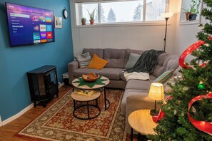 Living area - Christmas Week Availability! 2BR Family Suite, Sleeps 6, Airport Nearby (Calgary)