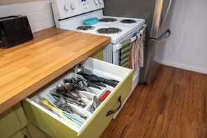 Private kitchen - Christmas Week Availability! 2BR Family Suite, Sleeps 6, Airport Nearby (Calgary)