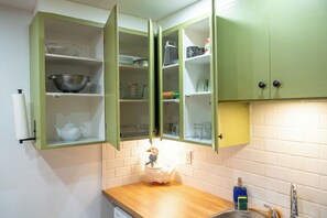 Interior - Christmas Week Availability! 2BR Family Suite, Sleeps 6, Airport Nearby (Calgary)