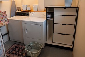 Interior - Christmas Week Availability! 2BR Family Suite, Sleeps 6, Airport Nearby (Calgary)