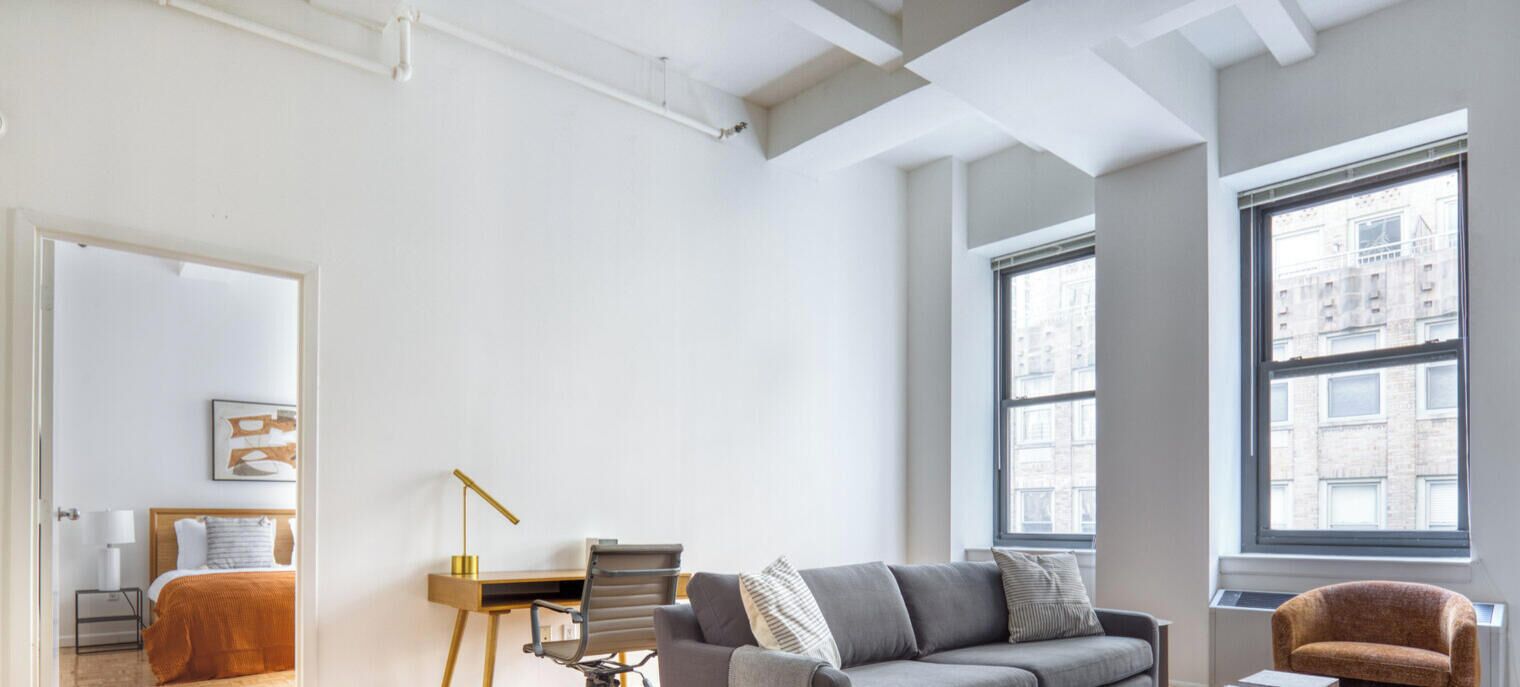 Een strijkplank/strijkijzer, wifi, beddengoed