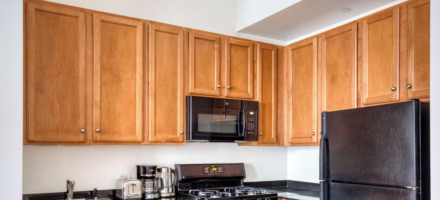 Een koelkast, een microgolfoven, een oven, een kookplaat