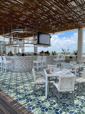 Bar (on property) - Premium ocean front room at luxury resort Garza Blanca (Cancún)