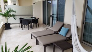 Outdoor dining - Premium ocean front room at luxury resort Garza Blanca (Cancún)