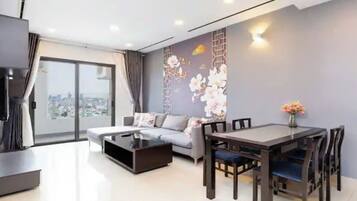 Presidential Room, 3 Bedrooms, Club Lounge Access, City View | In-room safe, individually decorated, individually furnished, desk