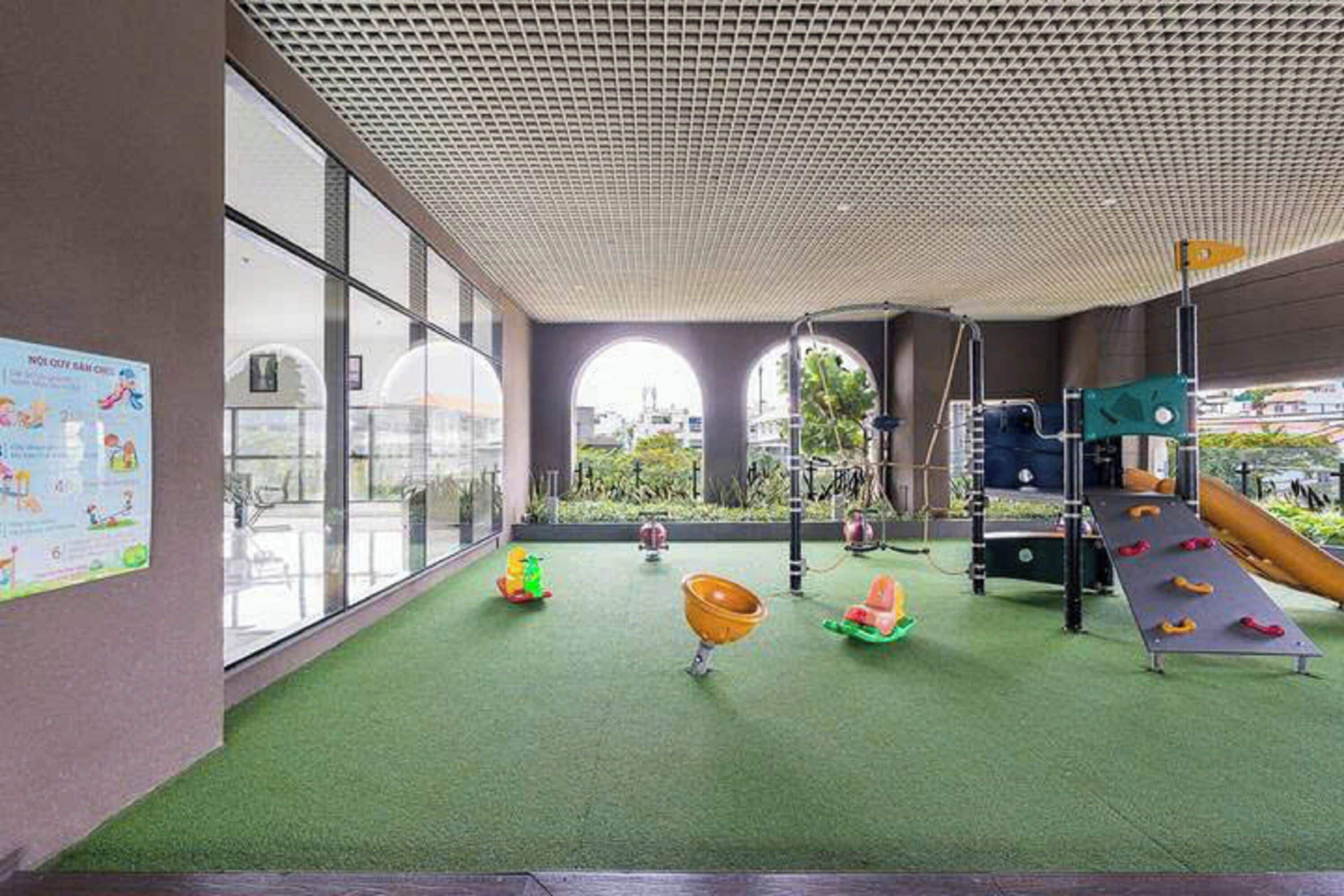 Zona de juegos infantil cubierta