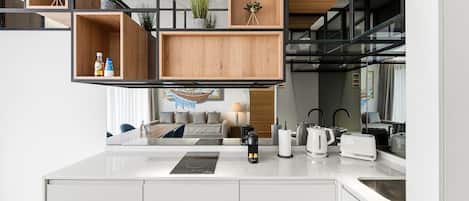 Réfrigérateur, micro-ondes, four, cafetiÚre/bouilloire