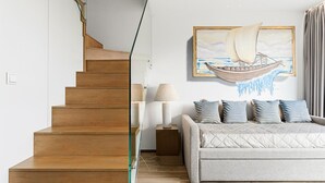 Una escalera de madera que lleva a un dormitorio.