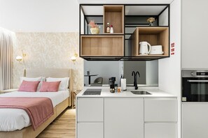 Tabla de planchar con plancha, internet y ropa de cama