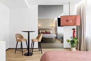 Tabla de planchar con plancha, internet y ropa de cama