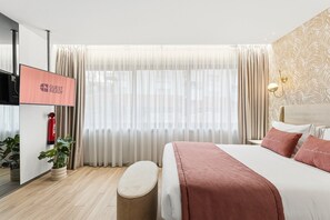 Tabla de planchar con plancha, internet y ropa de cama