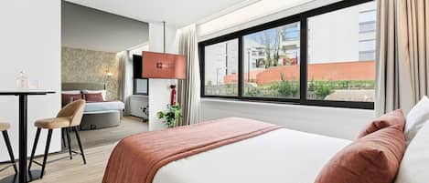 Tabla de planchar con plancha, internet y ropa de cama