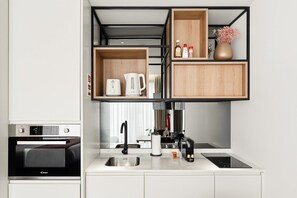 Fridge, microwave, oven, coffee/tea maker - GuestReady - Alma Invicta 'Aliados I' (Porto)