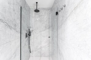 Dusche, Haartrockner, Handtücher