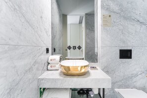 Shower, hair dryer, towels - GuestReady - Alma Invicta 'Aliados I' (Porto)