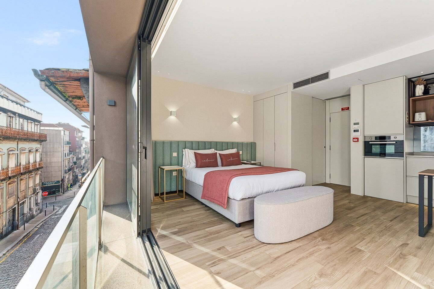 Tabla de planchar con plancha, internet y ropa de cama 