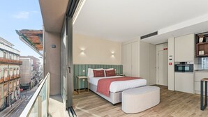 Una camera d'albergo moderna con un letto, un comodino e vista sulla città.