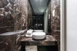 Shower, hair dryer, towels - GuestReady -  Alma Invicta 'Douro II' (Porto)