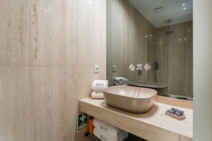 Douche, sèche-cheveux, serviettes fournies