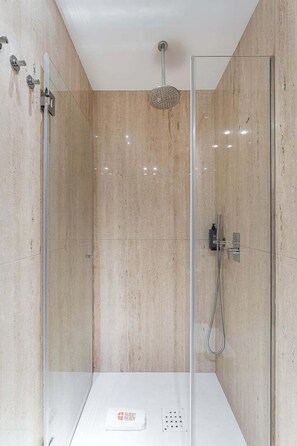 Shower, hair dryer, towels - GuestReady - Alma Invicta 'Casa da Música II' (Porto)
