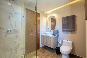 Dusche, Haartrockner, Handtücher, Seife