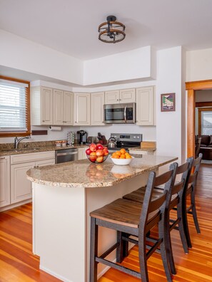 Kylskåp, mikrovågsugn, ugn och spishäll