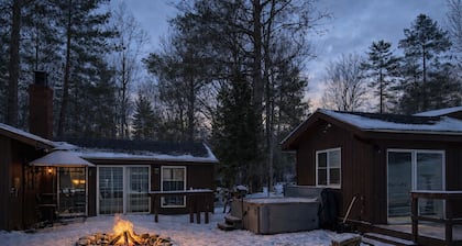 Serenity at Moon LakeâąHotTubâąSauna & Rustic Cabin