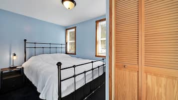 Een strijkplank/strijkijzer, gratis wifi, beddengoed