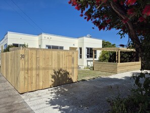 Property grounds - Central Blenheim Character Bach - Kitchen, Laundry, BBQ (Blenheim)