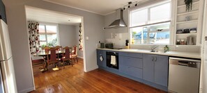 Private kitchen - Central Blenheim Character Bach - Kitchen, Laundry, BBQ (Blenheim)
