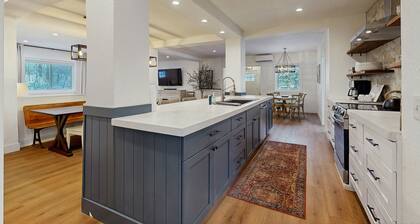 Comfortable condo w/ mountain & ski views, central a/c, patio & BBQ, w/d, wifi