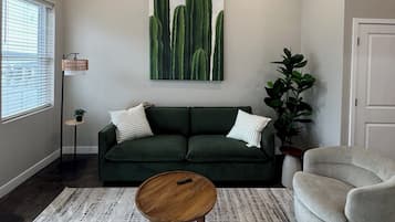 Smart TV, books, stereo, offices