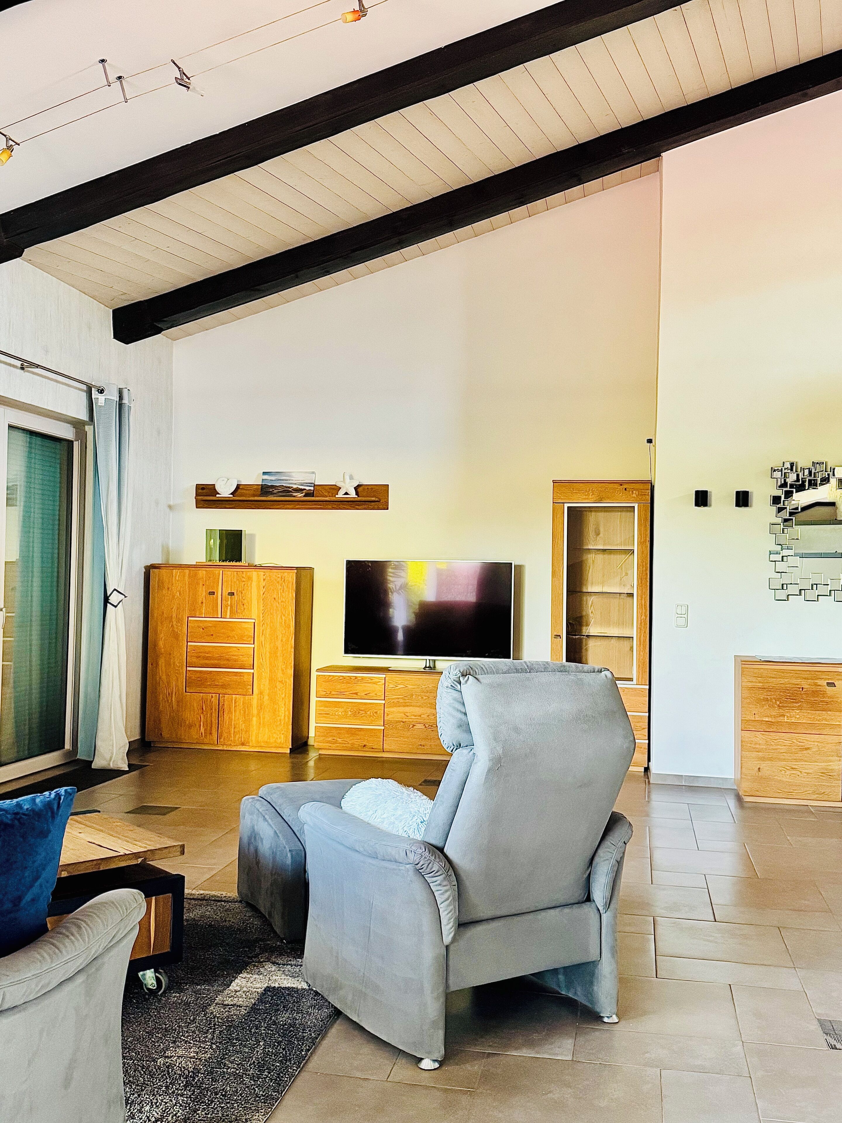 TV connectée, lecteur de DVD, livres, chaîne hi-fi