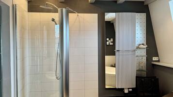 Dusche, umweltfreundliche Kosmetikartikel, Haartrockner, Bidet
