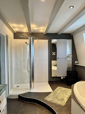 Regadera, amenidades de baño ecológicas, secadora de cabello, bidet