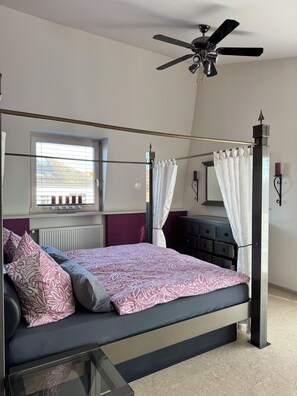 3 bedrooms, desk, iron/ironing board, travel crib