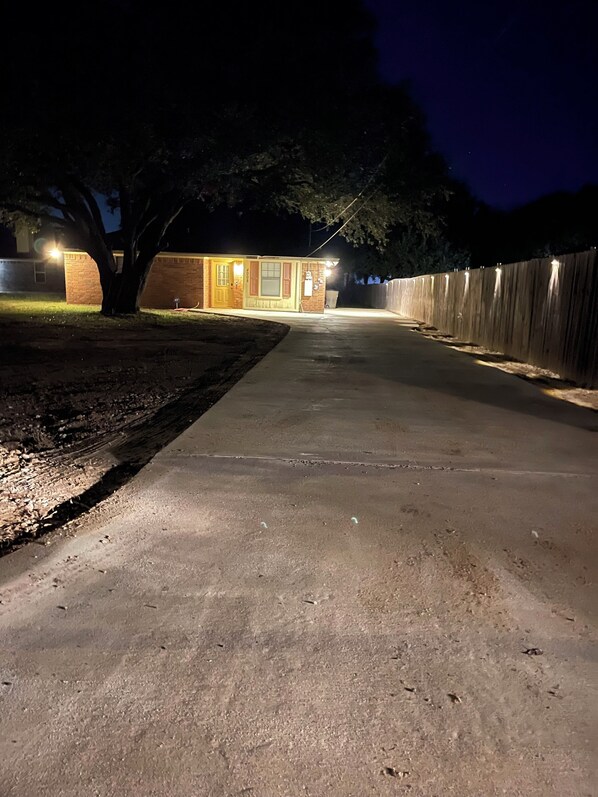 Property grounds - 3-bedroom house in lovely Bryan with cool AC for relaxing stays (Bryan)