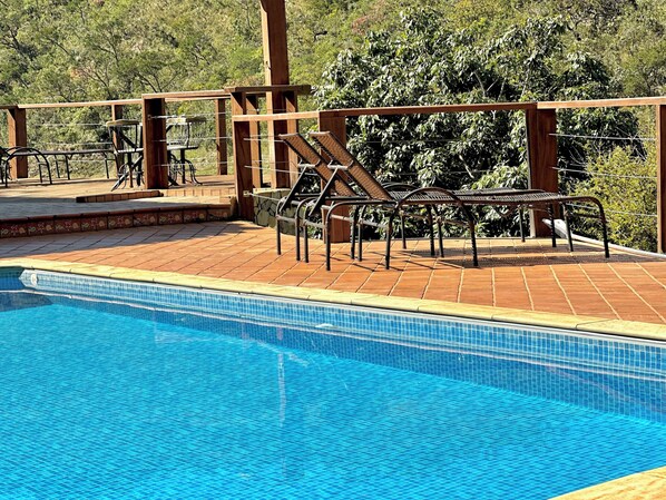 Outdoor pool, open 9:00 AM to 8:00 PM, pool loungers - Pousada Fecho da Serra (Capitólio)