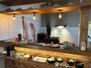 Free daily buffet breakfast - Pousada Fecho da Serra (Capitólio)