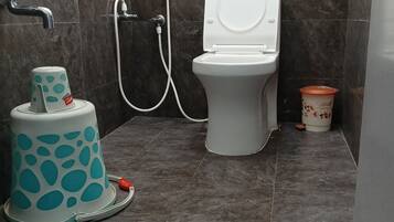 Classic Quadruple Room, Garden View | Bathroom