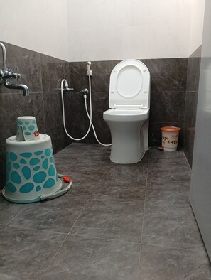 Classic-Vierbettzimmer, Gartenblick | Badezimmer