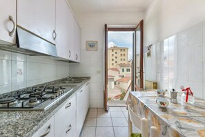 Refrigerador, horno y lavavajillas 