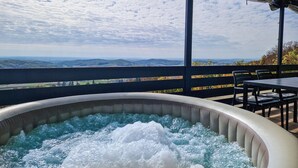 Een bubbelbad met een panoramisch uitzicht op een bergachtig landschap.