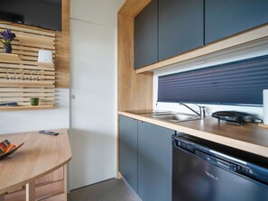 Køleskab, køkkentøj/tallerkener/redskaber